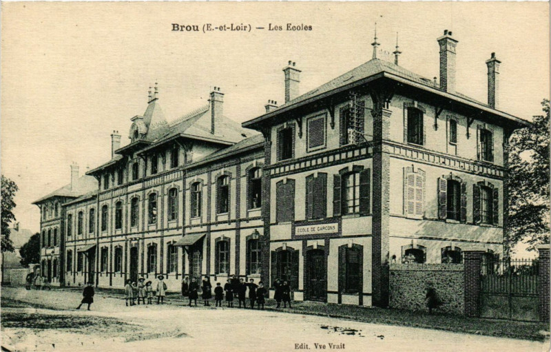 Carte postale ancienne Brou - Les Ecoles à Brou