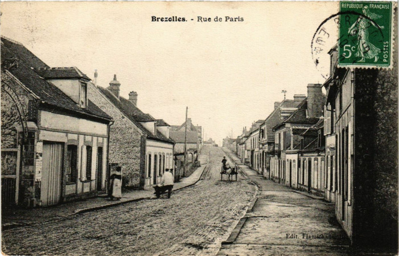 Carte postale ancienne Brezolles - Rue de Paris à Brezolles