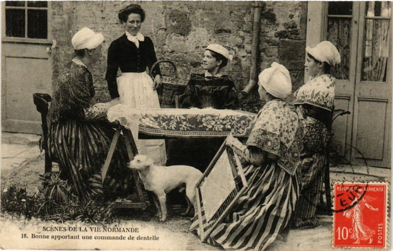 Carte postale ancienne Scenes de la Vie Normandie - Bonne apportant une commande