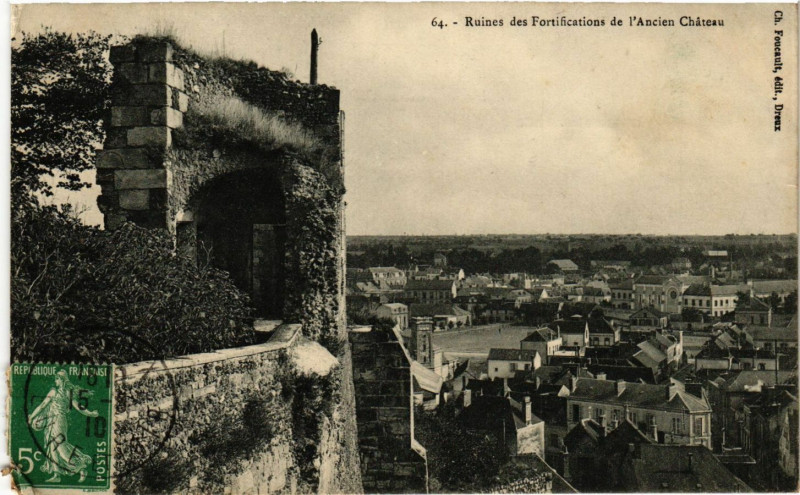 Carte postale ancienne Ruines des Fortifications de l'Ancien Chateau