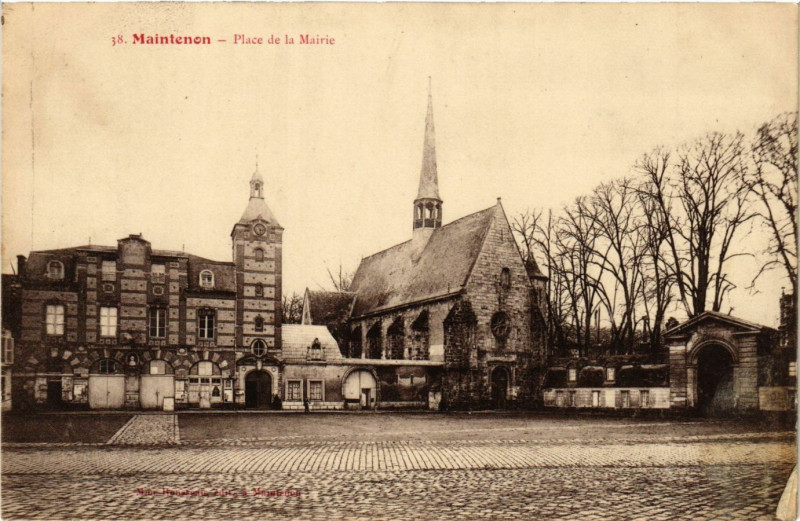 Carte postale ancienne Maintenon - Place de la Mairie à Maintenon