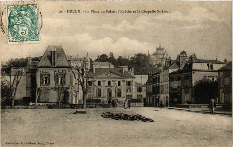 Carte postale ancienne Dreux - La Place du Palais à Dreux