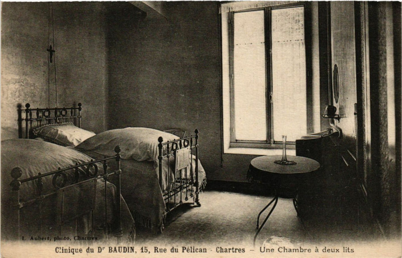 Carte postale ancienne Chartres - Une Chambre à Chartres