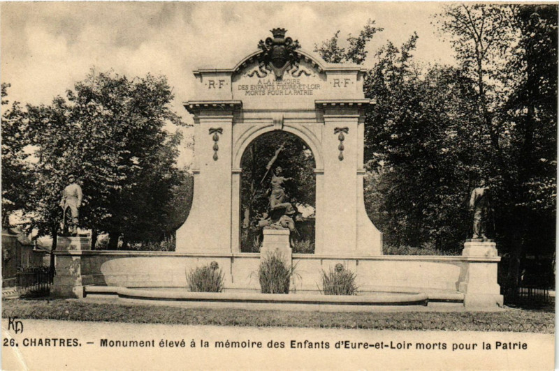 Carte postale ancienne Chartres - Monument eleve a la memoire des Enfants à Chartres