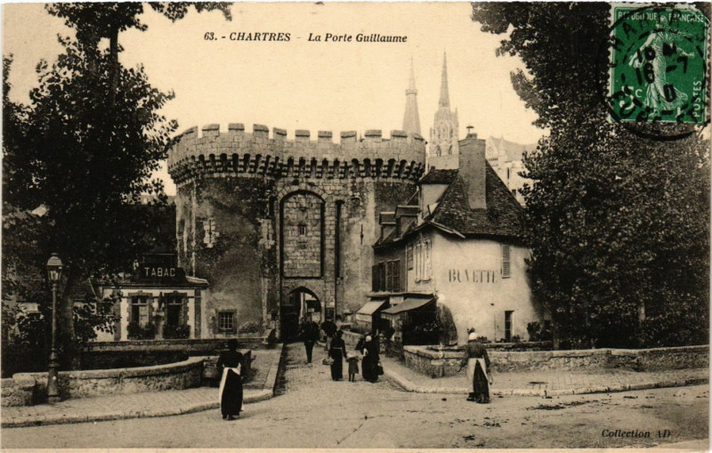 Carte postale ancienne Chartres - La Porte Guillaume à Chartres