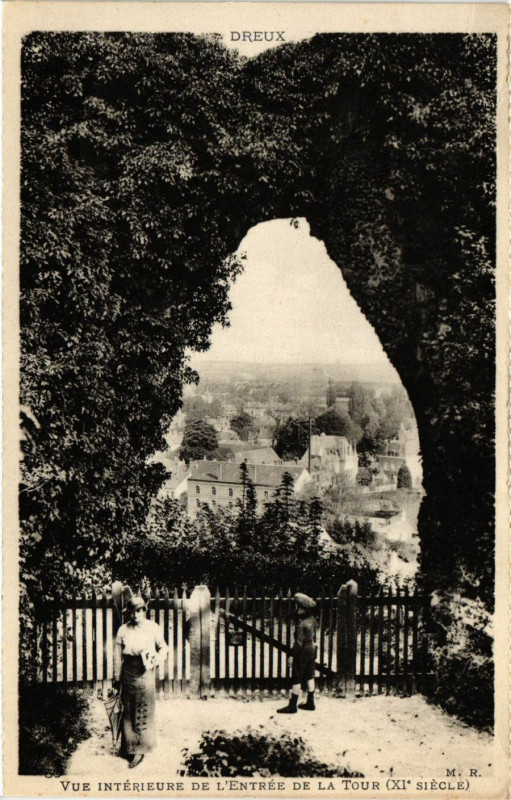 Carte postale ancienne Dreux - Vue interieure de l'entree de la Tour à Dreux