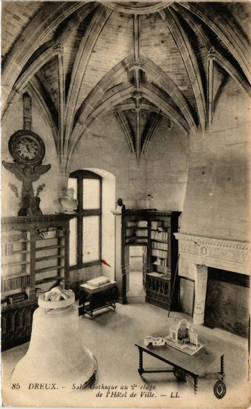 Carte postale ancienne Dreux - Salie Gothique de l'Hotel de Ville à Dreux