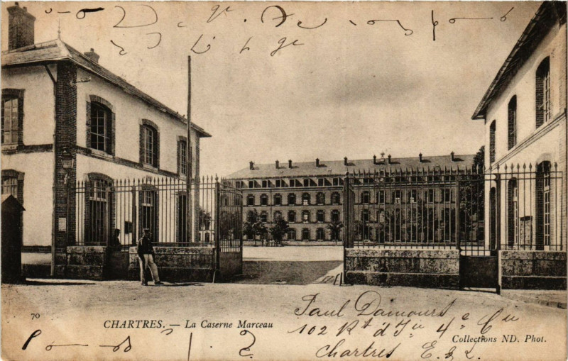 Carte postale ancienne Chartres - La Caserne Marceau à Chartres