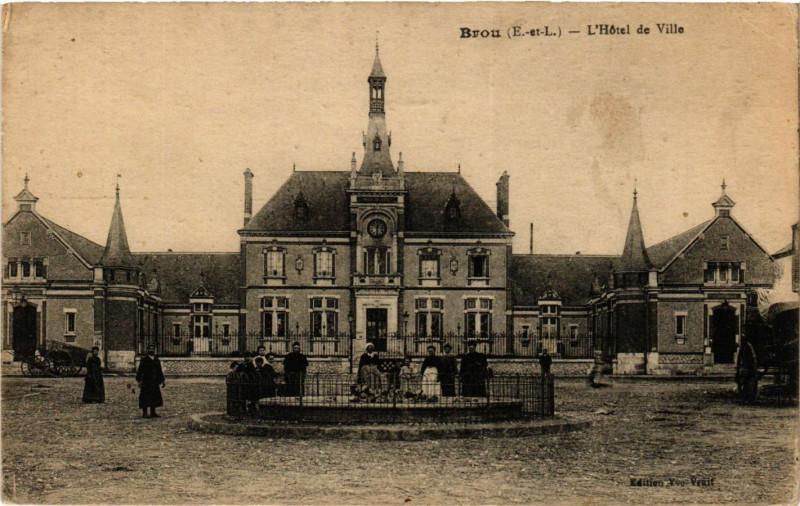 Carte postale ancienne Brou - L'Hotel de Ville à Brou