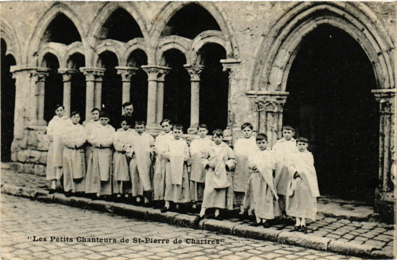 Carte postale ancienne Les Petits Chanteurs de St-Pierre de Chartres à Chartres
