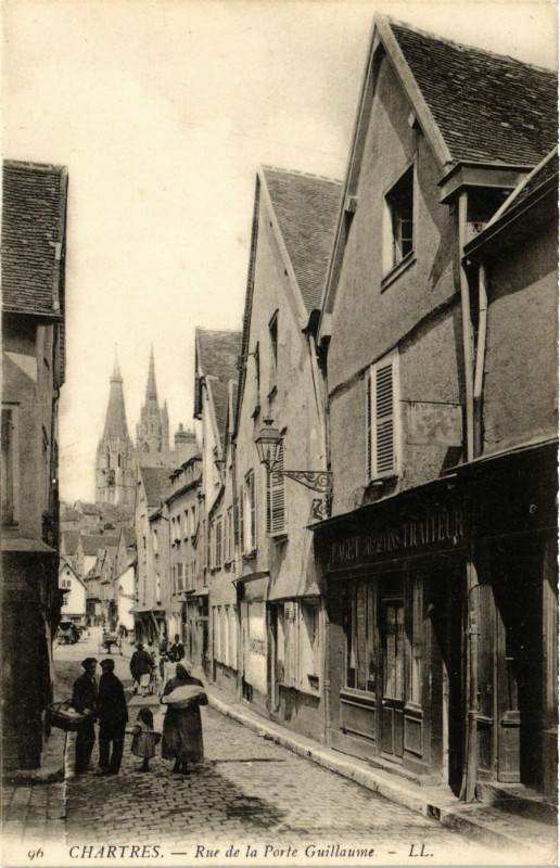 Carte postale ancienne Chartres - Rue de la Porte-Guillaume à Chartres