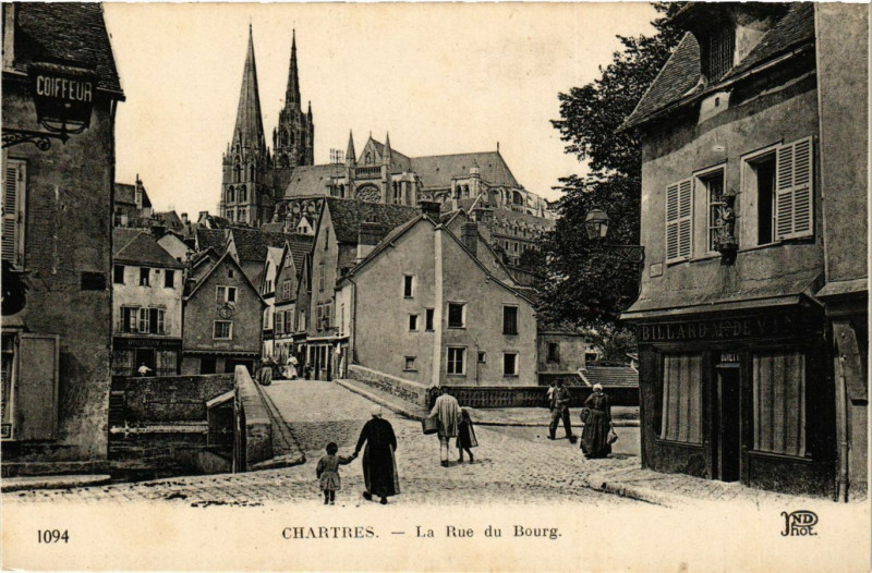 Carte postale ancienne Chartres - La Rue du Bourg à Chartres