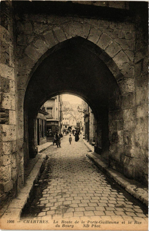 Carte postale ancienne Chartres - La Route de la Porte-Guillaume à Chartres