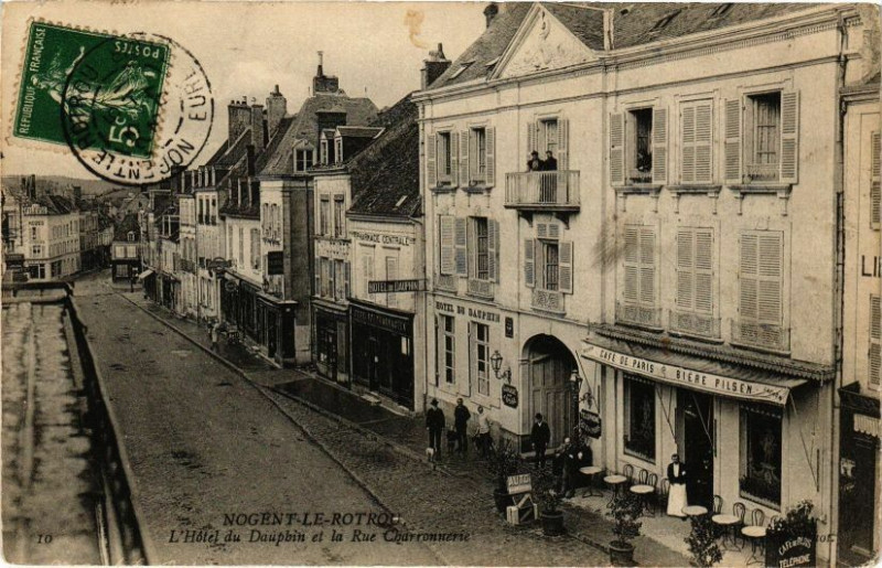 Carte postale ancienne Nogent-le-Rotrou-L'Hotel du Dauphin et la Rue Charronnerie à Nogent-le-Rotrou