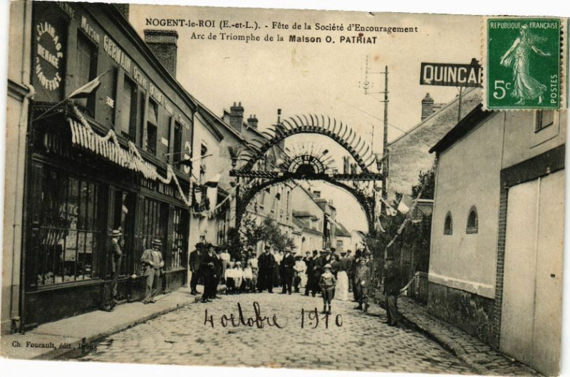 Carte postale ancienne Nogent-le-Roi-Fete de la Société d'Encouragement Arc de Triomphe à Nogent-le-Roi