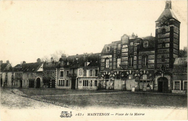 Carte postale ancienne Maintenon-Place de la Mairie à Maintenon