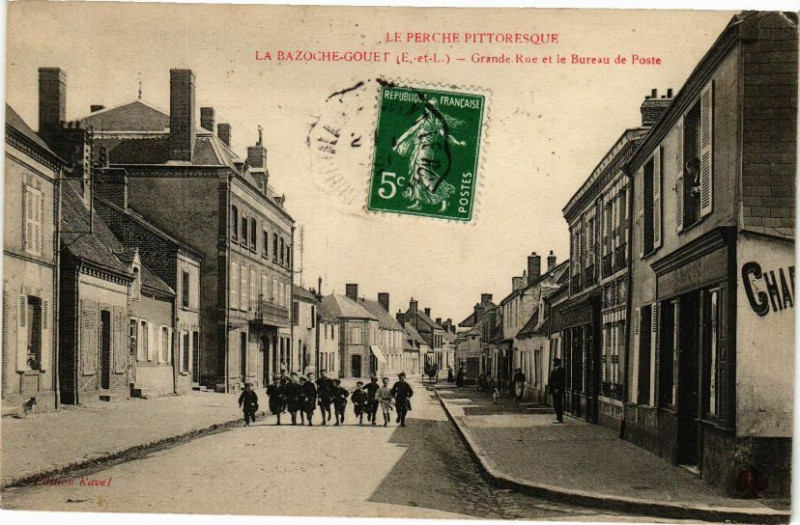 Carte postale ancienne Le Perche Pittoresque - La Bazoche-Gouet - Grande Rue et le Bureau à La Bazoche-Gouet