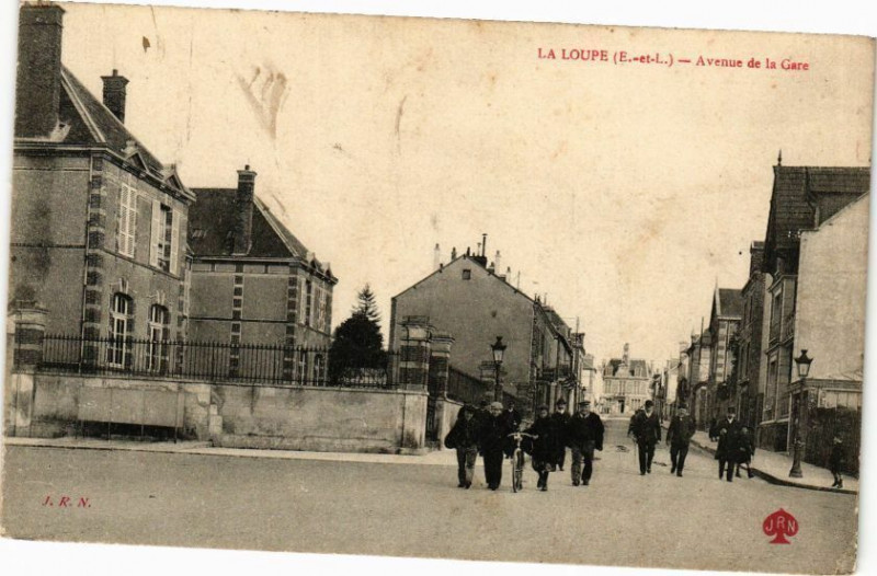 Carte postale ancienne La Loupe-Avenue de la Gare à La Loupe