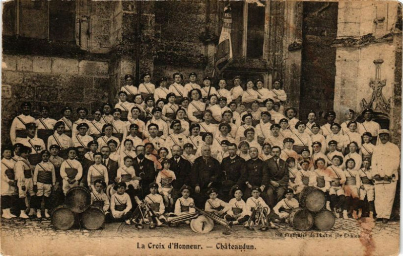 Carte postale ancienne La Croix d'Honneur-Chateaudun à Châteaudun