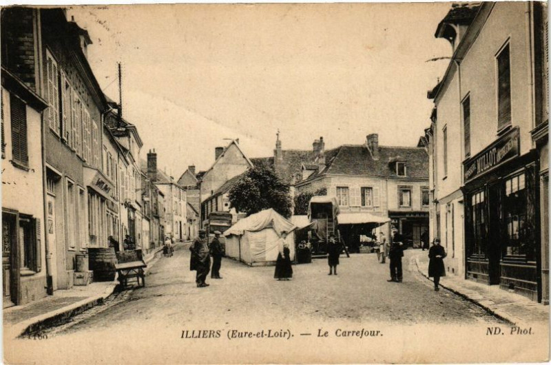 Carte postale ancienne Illiers-Le Carrefour