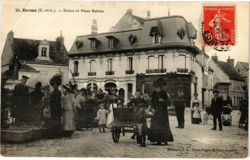 Carte postale ancienne Dreux-Statue et Place Rotrou à Dreux