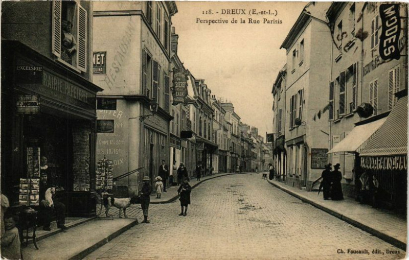 Carte postale ancienne Dreux-Perspective de la Rue Parisis à Dreux