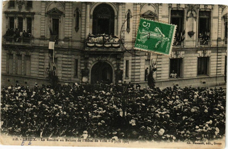Carte postale ancienne Dreux-La Rosiere au Balcon de l'Hotel de Ville à Dreux