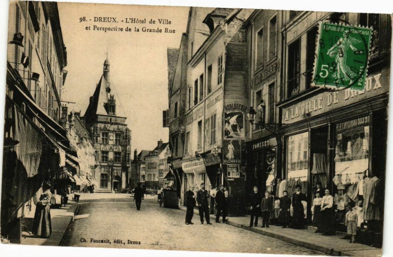 Carte postale ancienne Dreux-L'Hotel de Ville et Perspective de la Grande Rue à Dreux