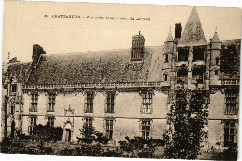 Carte postale ancienne Chateaudun-Vue prise dans la cour du Chateau à Châteaudun