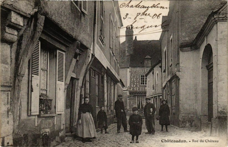 Carte postale ancienne Chateaudun-Rue du Chateau à Châteaudun