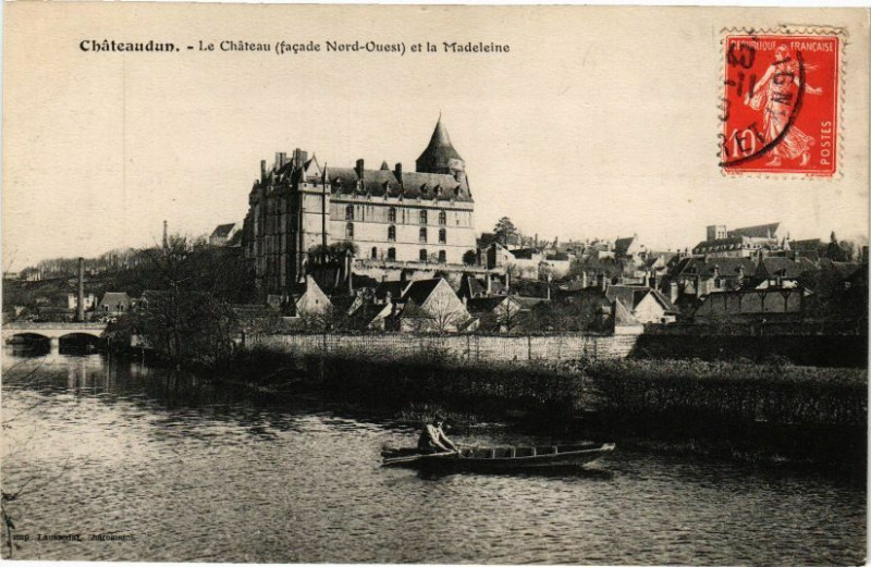 Carte postale ancienne Chateaudun-Le Chateau et la Madeleine à Châteaudun