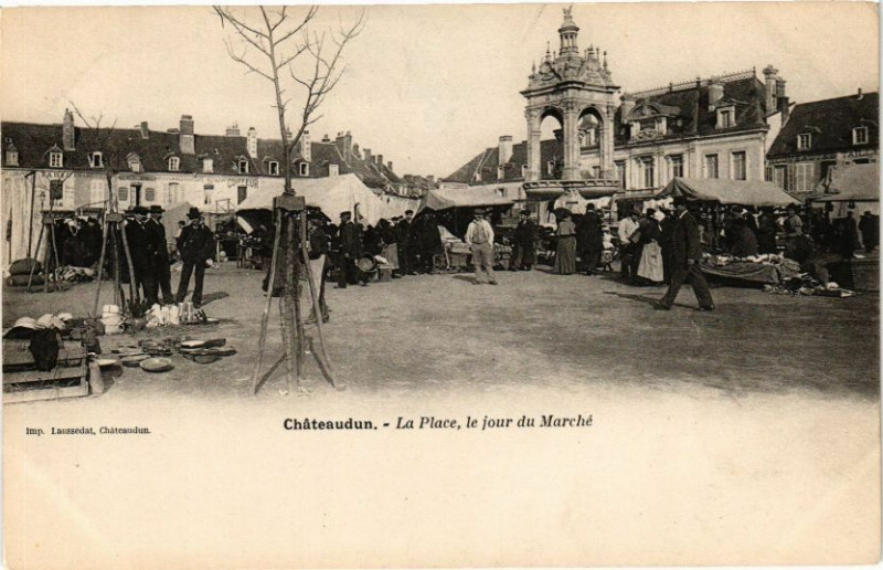 Carte postale ancienne Chateaudun-La Place le jour du Marché à Châteaudun