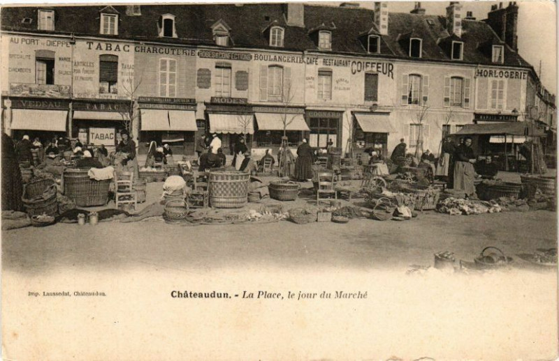 Carte postale ancienne Chateaudun-La Place le jour du Marché à Châteaudun