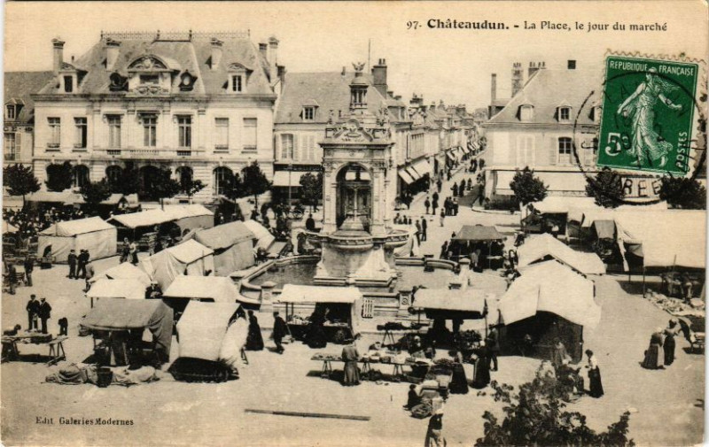 Carte postale ancienne Chateaudun-La Place le jour du marché à Châteaudun