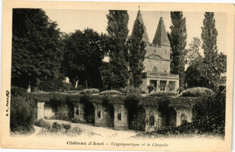 Carte postale ancienne Chateau d'Anet-Cryptoportique et la Chapelle à Anet