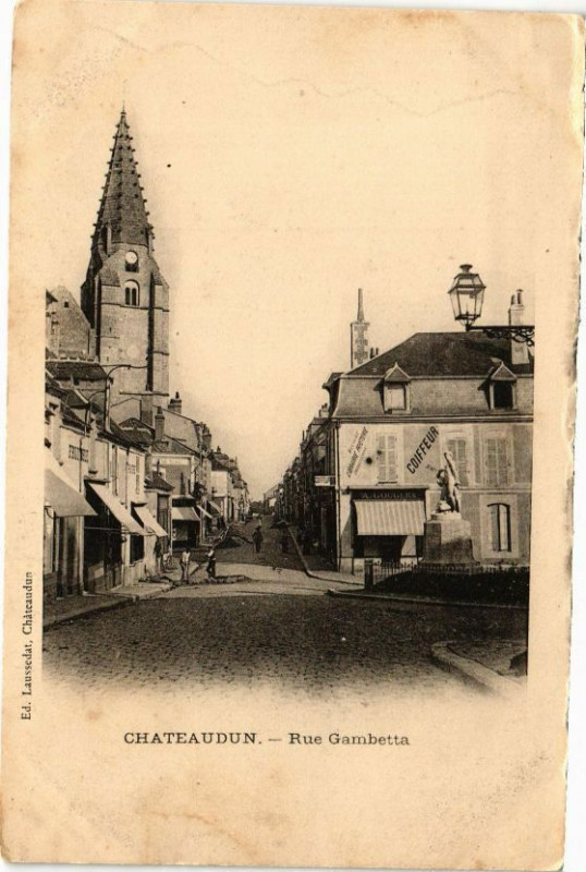 Carte postale ancienne Chateaudun-Rue Gambetta à Châteaudun