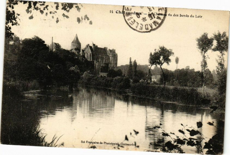 Carte postale ancienne Chateaudun-Le Chateau vu des bords du Loir à Châteaudun