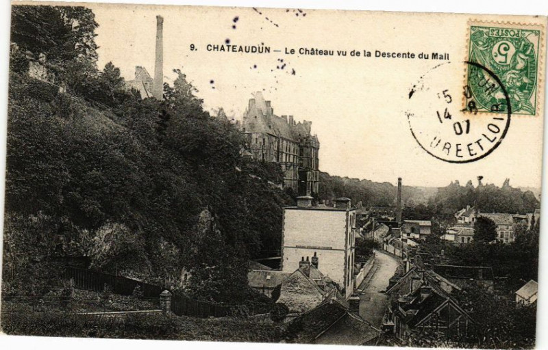 Carte postale ancienne Chateaudun-Le Chateau vu de la Descente du Mail à Châteaudun