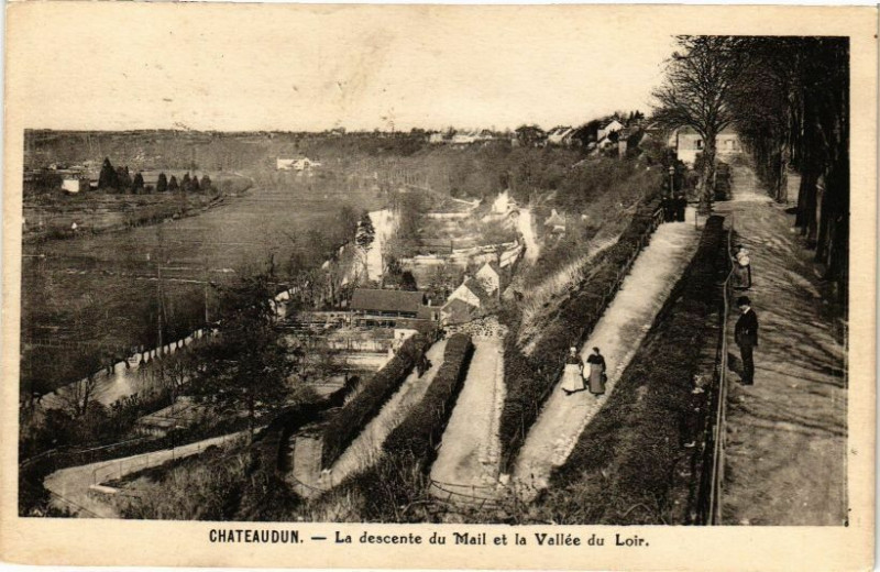 Carte postale ancienne Chateaudun-La descente du Mail et la Vallée du Loir à Châteaudun