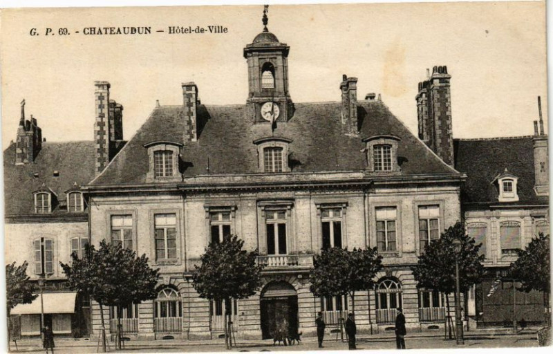 Carte postale ancienne Chateaudun-Hotel de Ville à Châteaudun