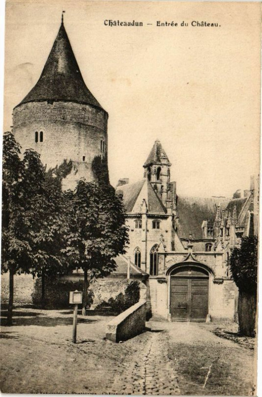 Carte postale ancienne Chateaudun-Entrée du Chateau à Châteaudun
