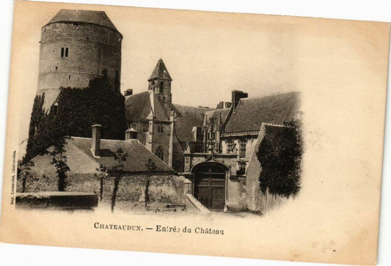 Carte postale ancienne Chateaudun-Entrée du Chateau à Châteaudun