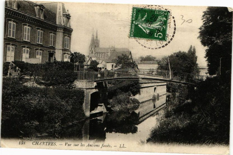 Carte postale ancienne Chartres-Vue sur les Anciens fossés à Chartres