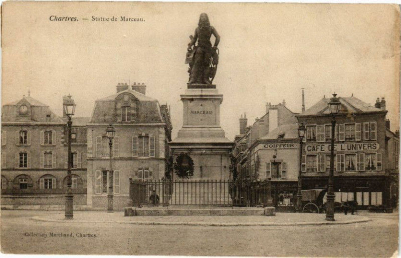 Carte postale ancienne Chartres-Statue de Marceau à Chartres