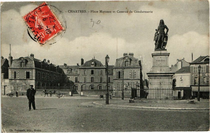 Carte postale ancienne Chartres-Place Marceau et Caserne de Gendarmerie à Chartres