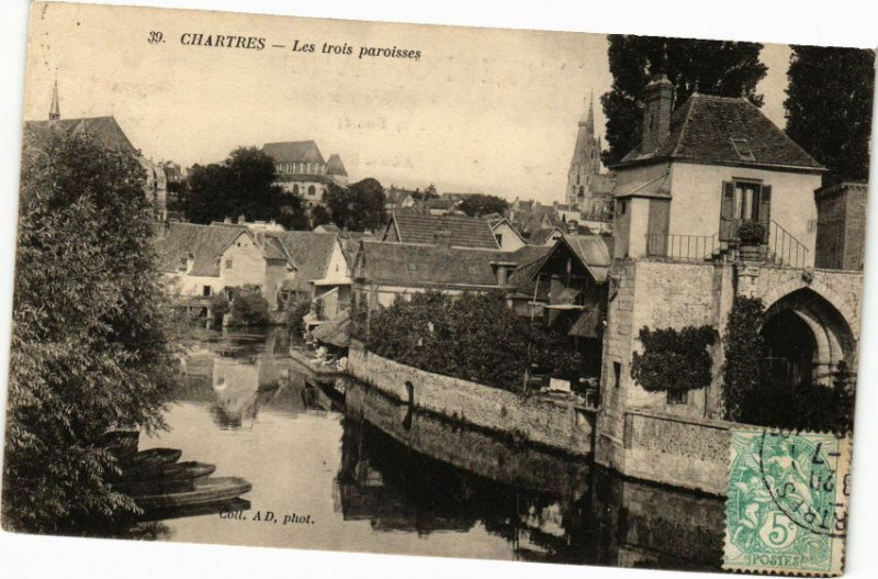 Carte postale ancienne Chartres-Les trois paroisses à Chartres