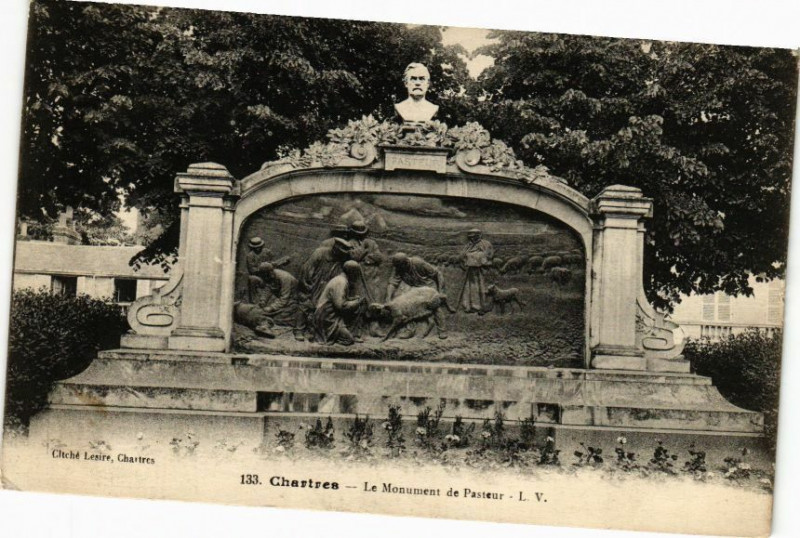 Carte postale ancienne Chartres-Le Monument de Pasteur à Chartres