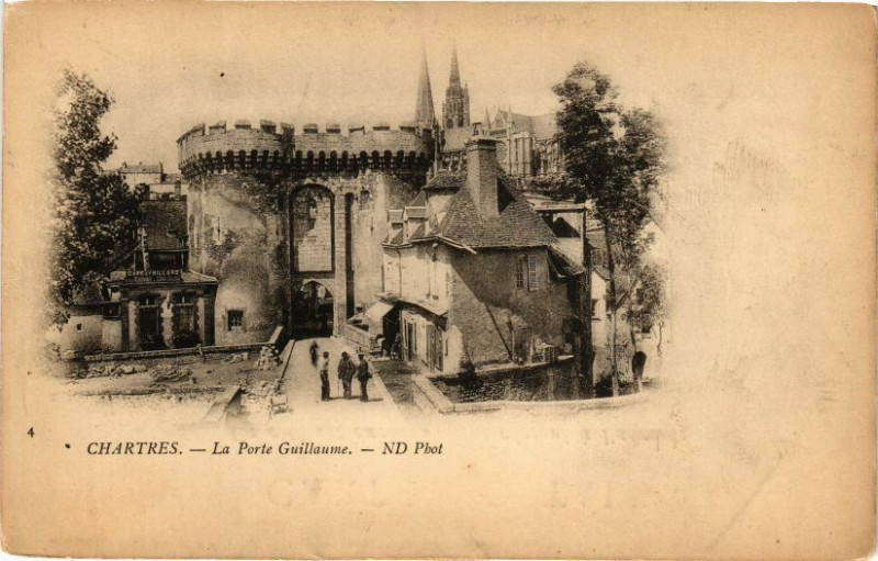Carte postale ancienne Chartres-La Porte Guillaume à Chartres