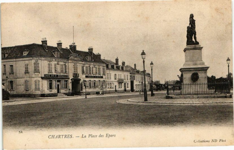 Carte postale ancienne Chartres-La Place des Epars à Chartres