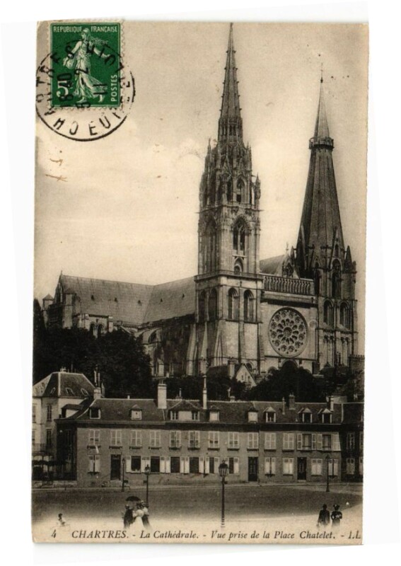 Carte postale ancienne Chartres-La Cathédrale vue de la Place Chatelet à Chartres